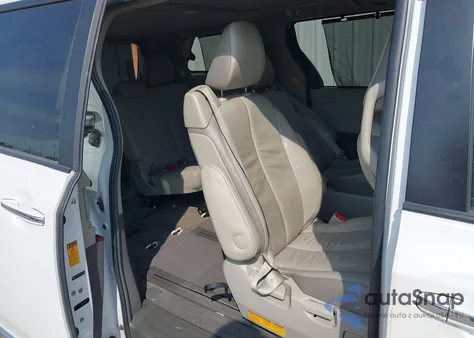 2013 Toyota Sienna Xle z USA, uszkodzony, nr VIN 5TDYK3DC8DS342754